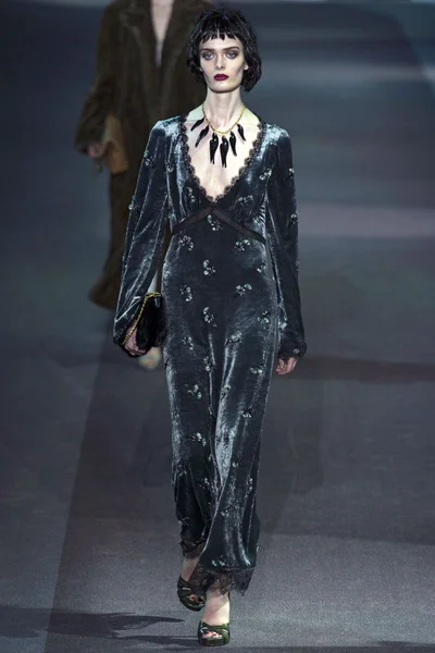 Look 16